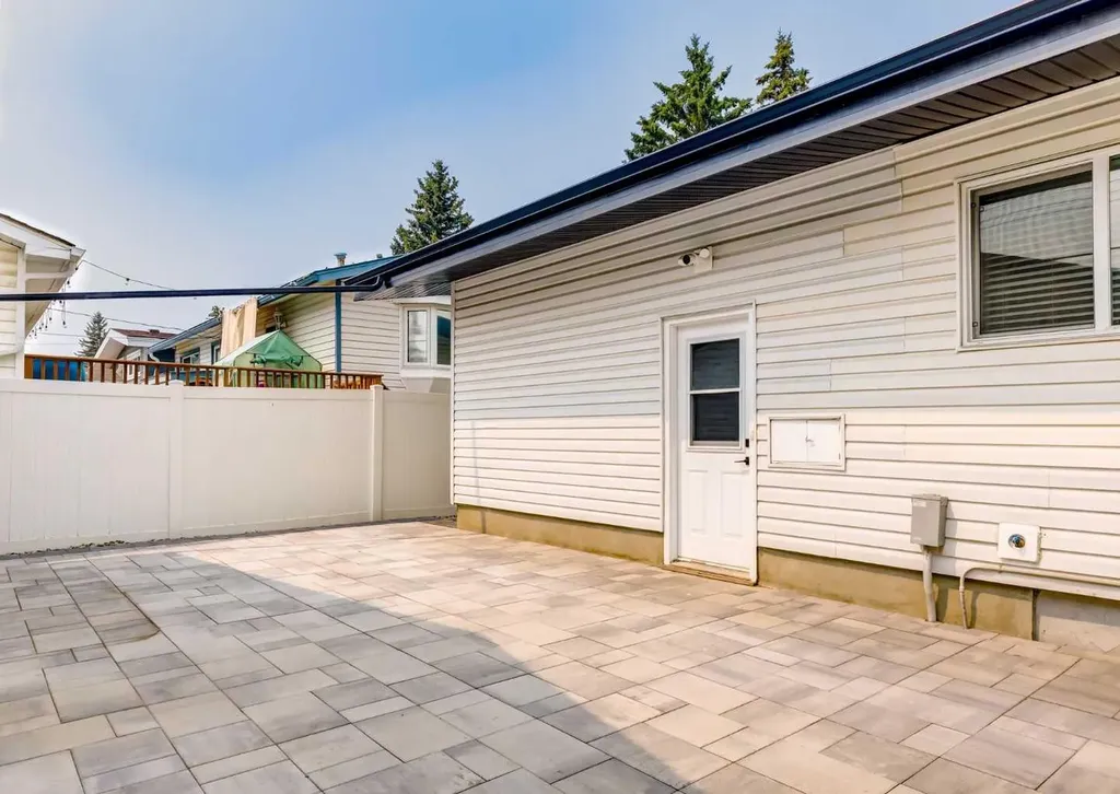 1323 106 Avenue SW Calgary AB T2W 0B8