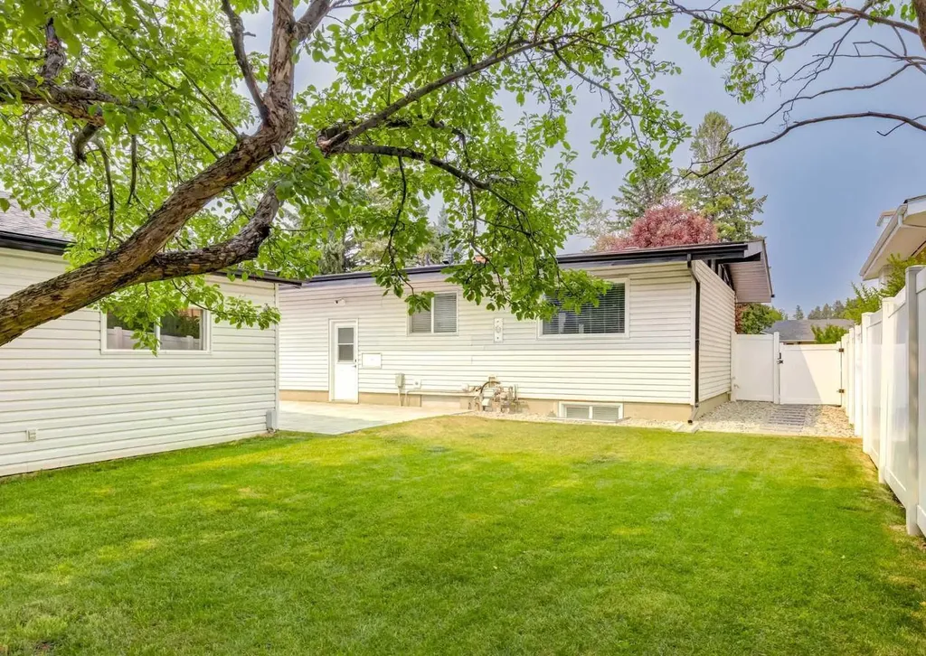 1323 106 Avenue SW Calgary AB T2W 0B8