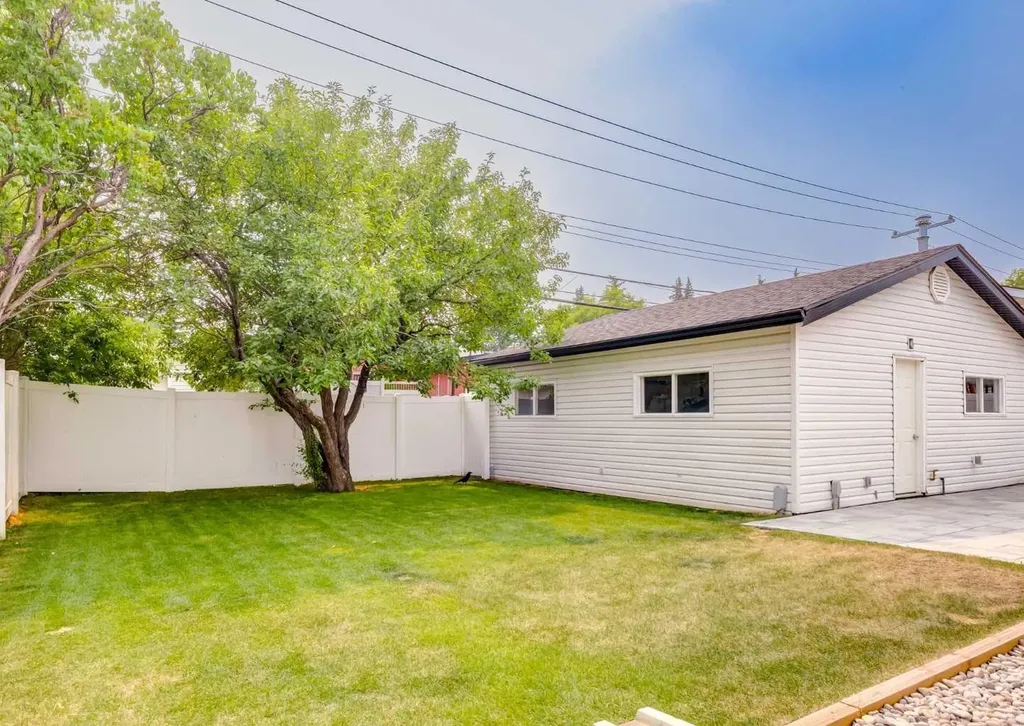 1323 106 Avenue SW Calgary AB T2W 0B8