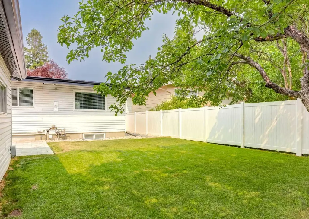 1323 106 Avenue SW Calgary AB T2W 0B8