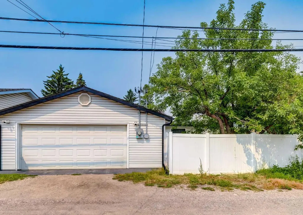 1323 106 Avenue SW Calgary AB T2W 0B8