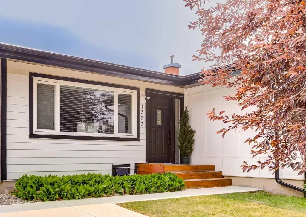 1323 106 Avenue SW Calgary AB T2W 0B8