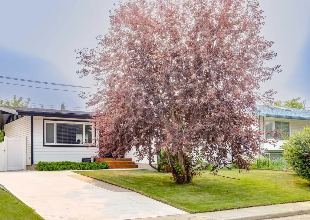 1323 106 Avenue SW Calgary AB T2W 0B8
