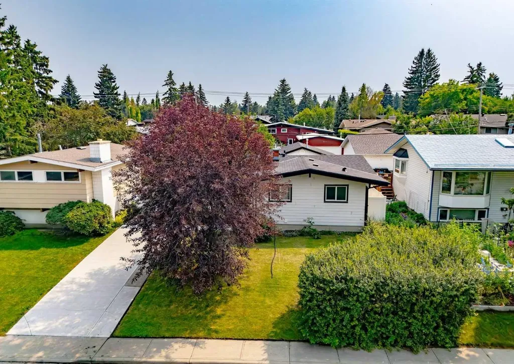 1323 106 Avenue SW Calgary AB T2W 0B8