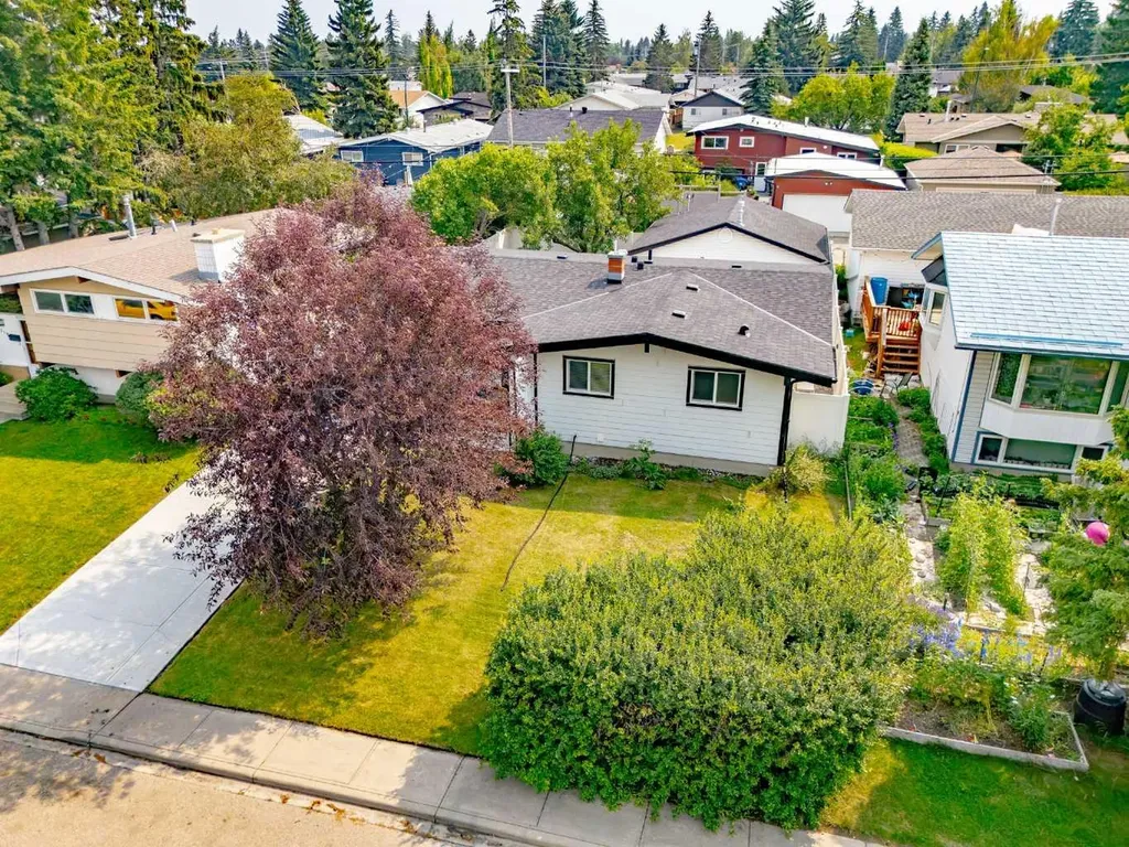 1323 106 Avenue SW Calgary AB T2W 0B8