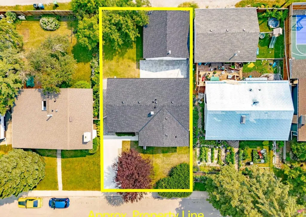 1323 106 Avenue SW Calgary AB T2W 0B8