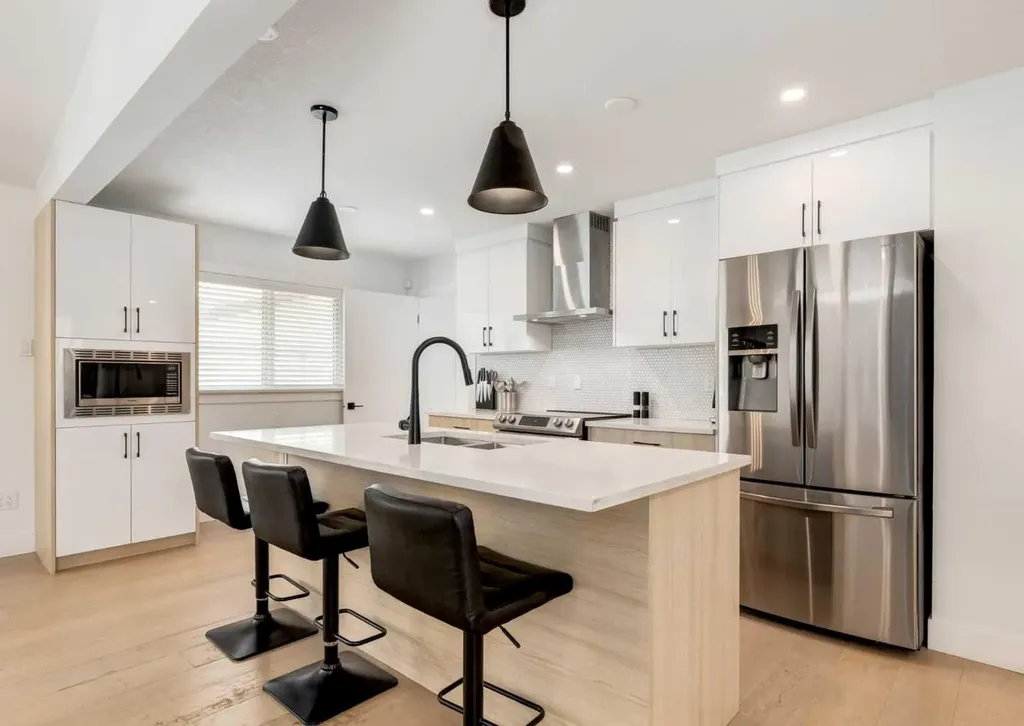 1323 106 Avenue SW Calgary AB T2W 0B8