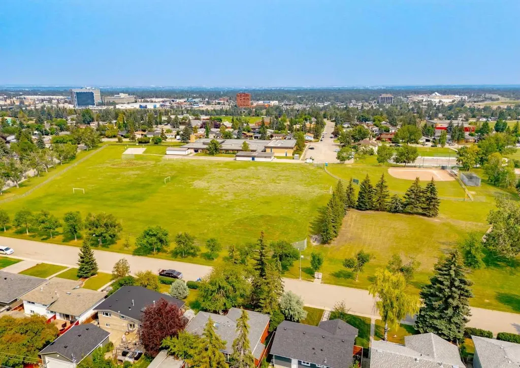 1323 106 Avenue SW Calgary AB T2W 0B8