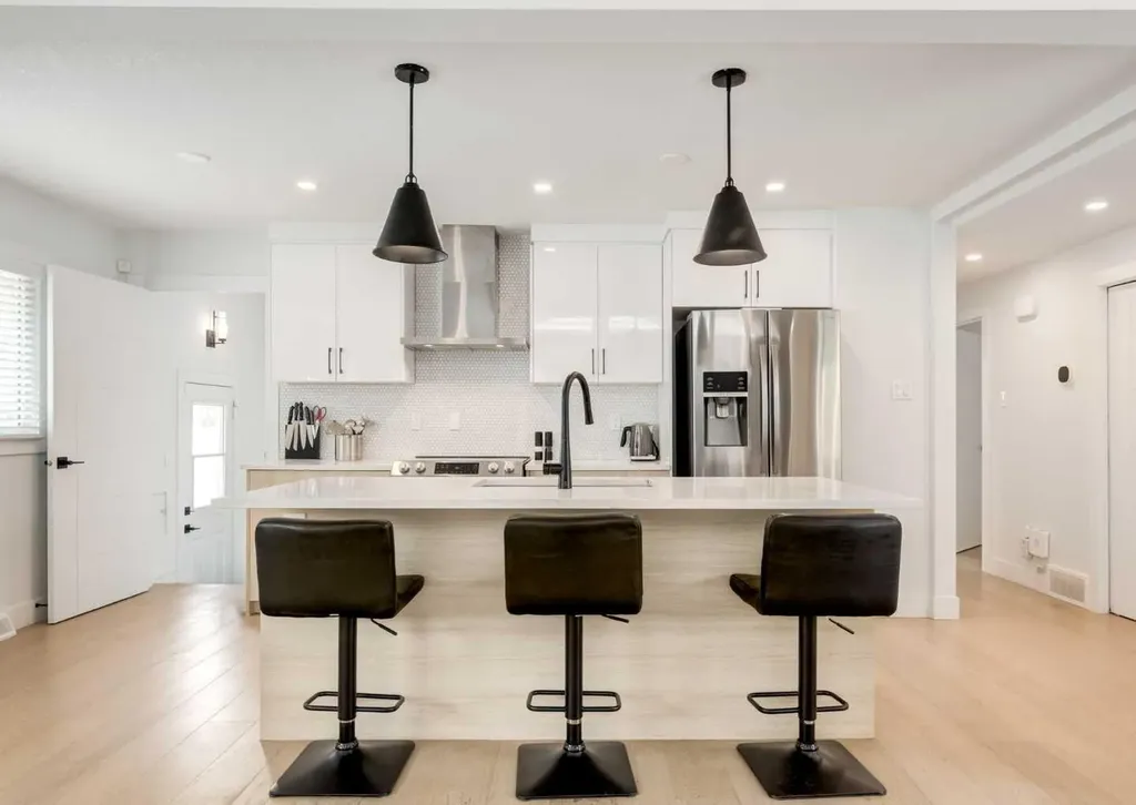 1323 106 Avenue SW Calgary AB T2W 0B8
