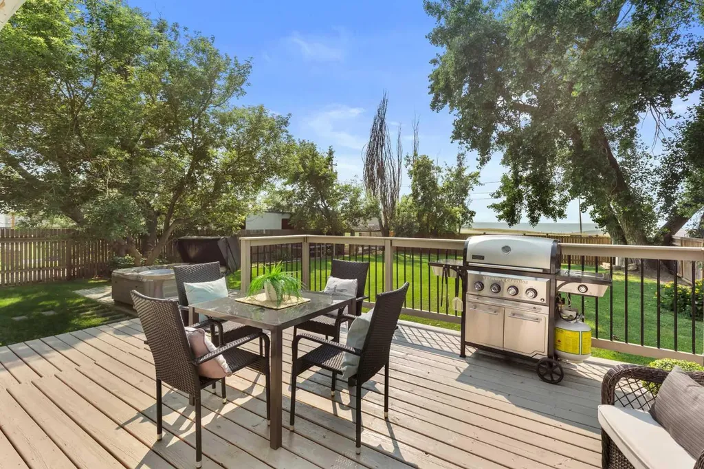 914 3 Street SW Redcliff AB T0J 2P0