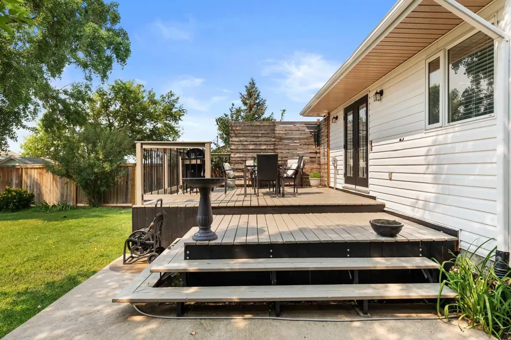 914 3 Street SW Redcliff AB T0J 2P0