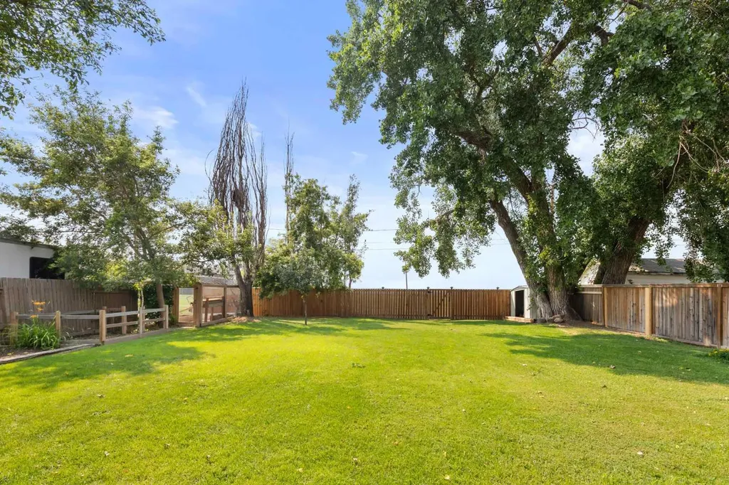 914 3 Street SW Redcliff AB T0J 2P0