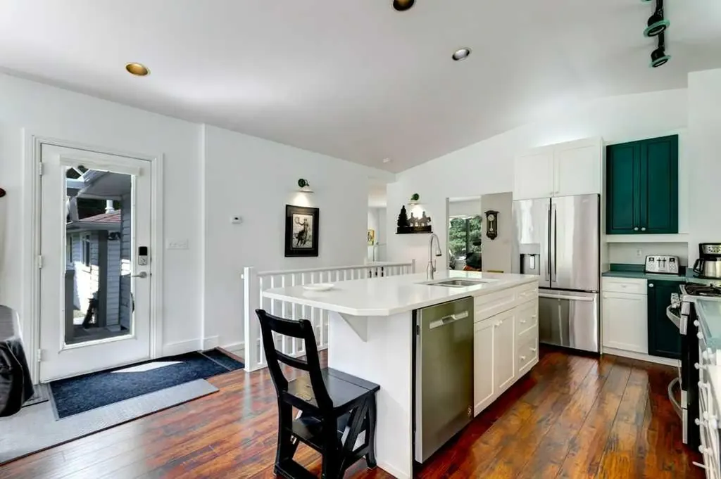 114 Park Avenue Banff AB T1L 1E2
