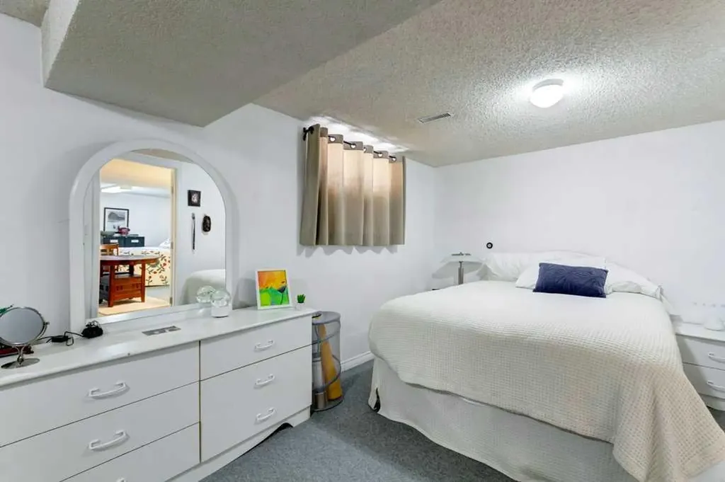 114 Park Avenue Banff AB T1L 1E2