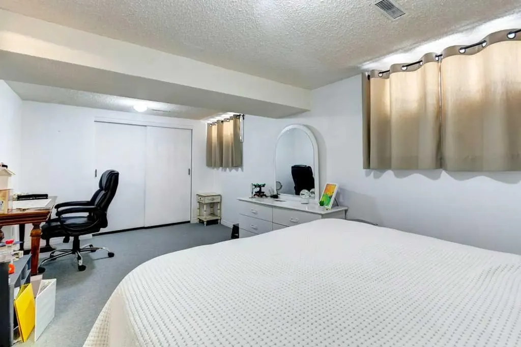 114 Park Avenue Banff AB T1L 1E2