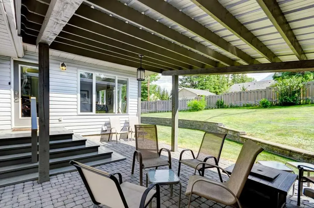 114 Park Avenue Banff AB T1L 1E2