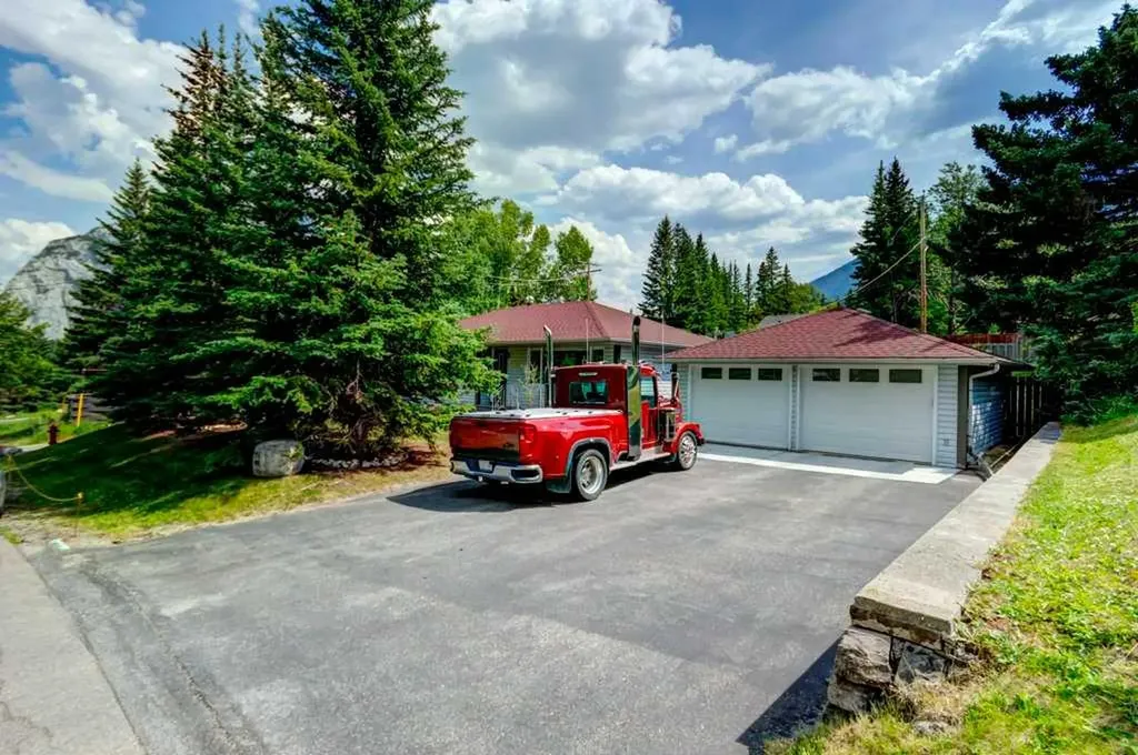 114 Park Avenue Banff AB T1L 1E2