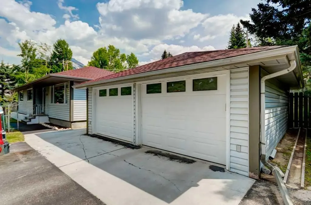 114 Park Avenue Banff AB T1L 1E2