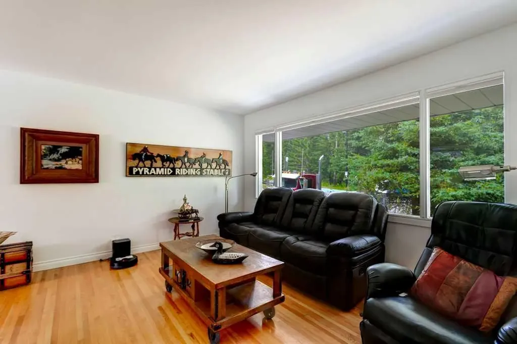 114 Park Avenue Banff AB T1L 1E2