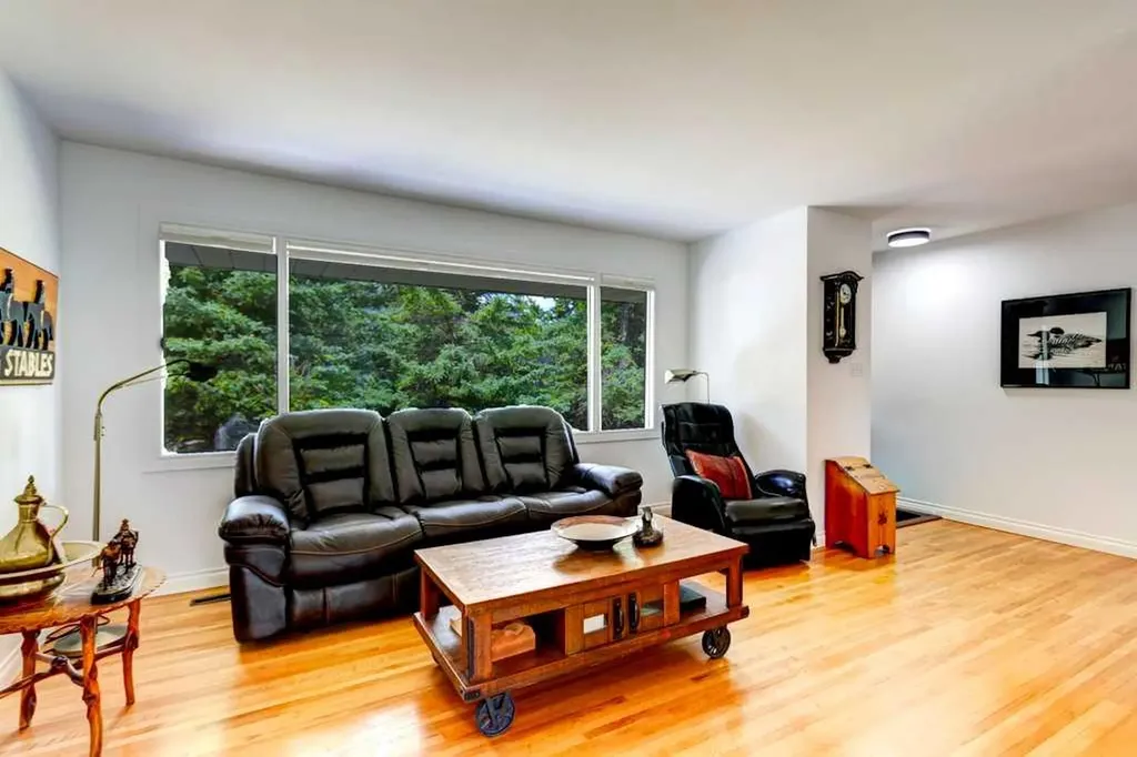 114 Park Avenue Banff AB T1L 1E2