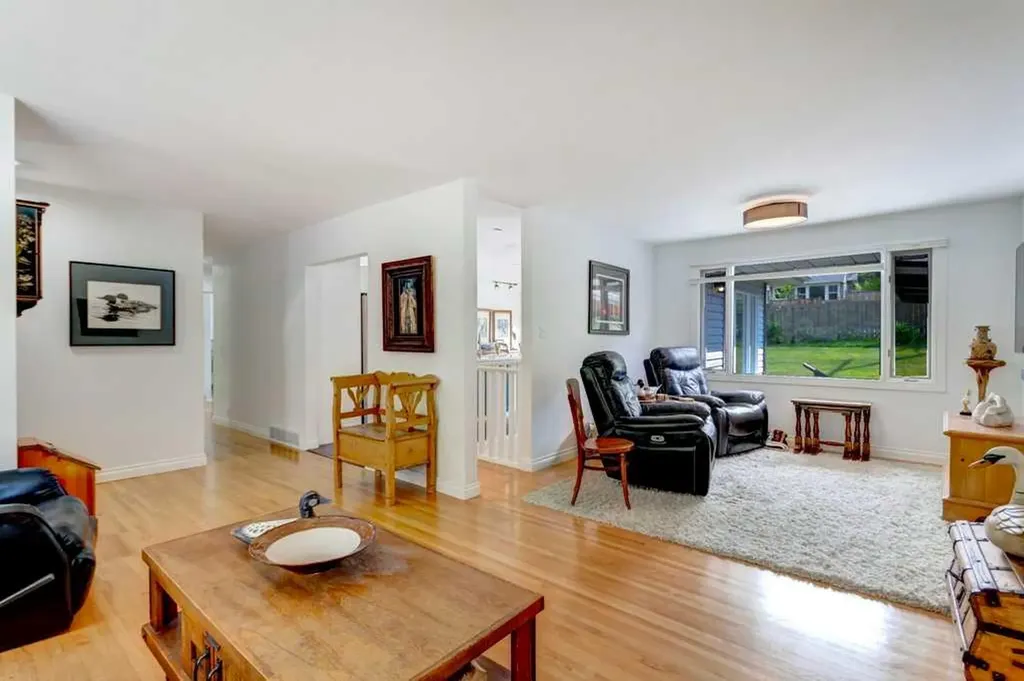 114 Park Avenue Banff AB T1L 1E2