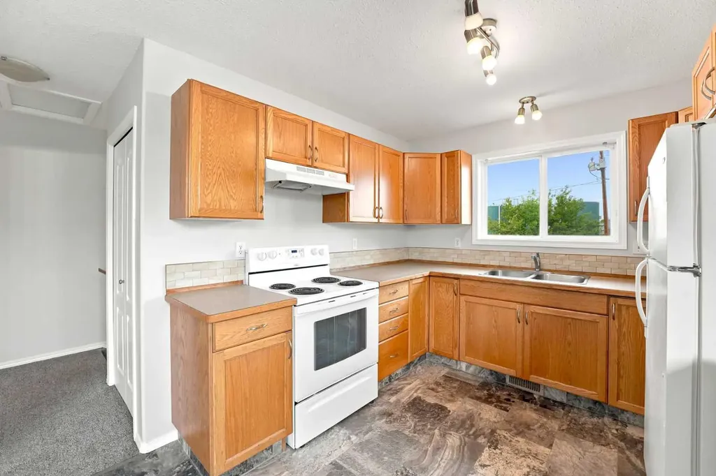 1205 Fleming Avenue Penhold AB T0M 1R0