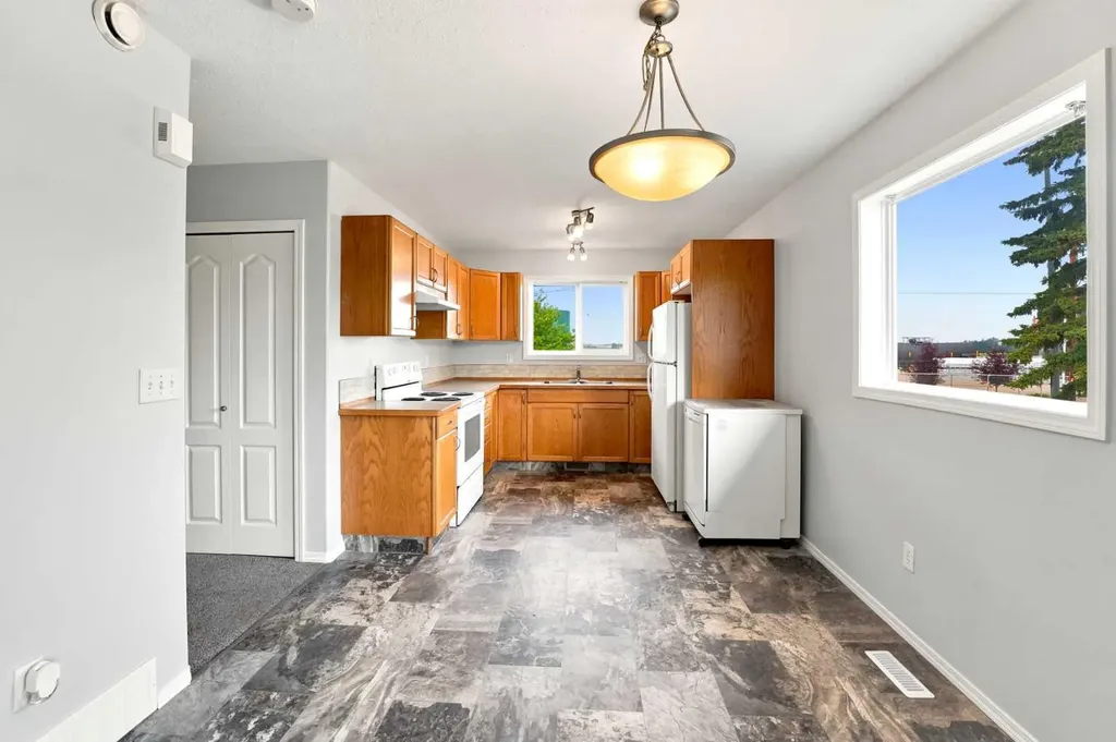 1205 Fleming Avenue Penhold AB T0M 1R0