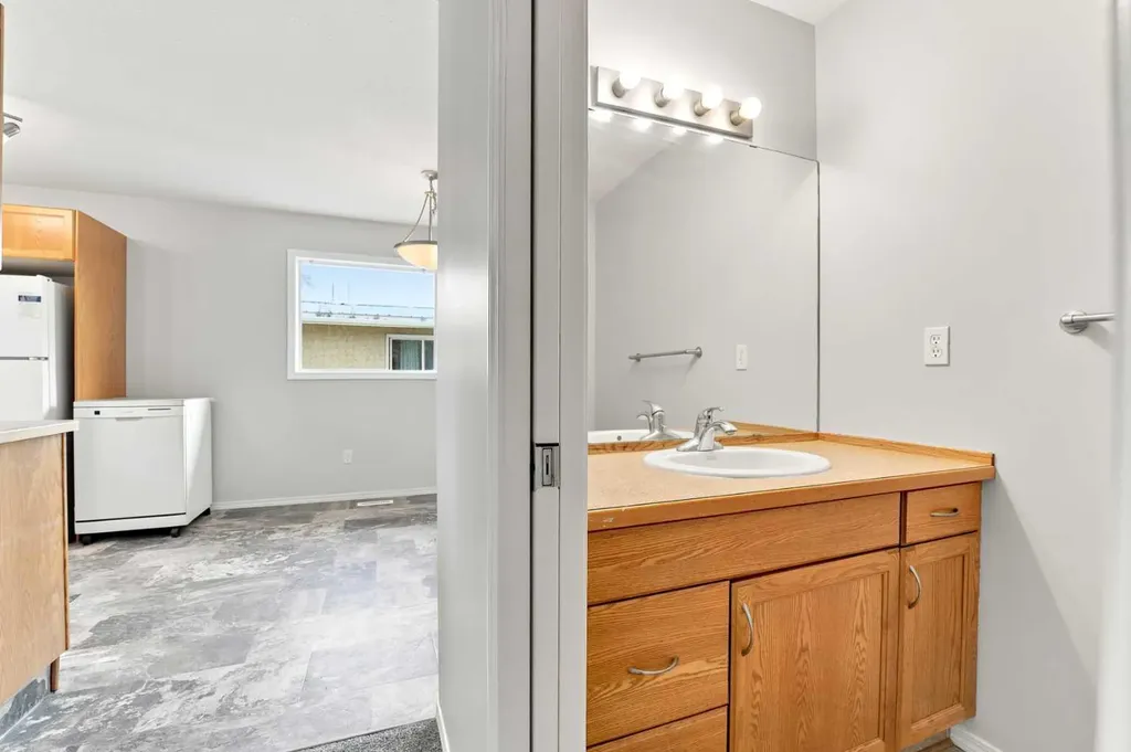 1205 Fleming Avenue Penhold AB T0M 1R0