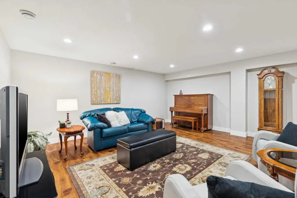 58 Candle Terrace SW Calgary AB T2W 6G7