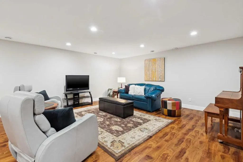 58 Candle Terrace SW Calgary AB T2W 6G7
