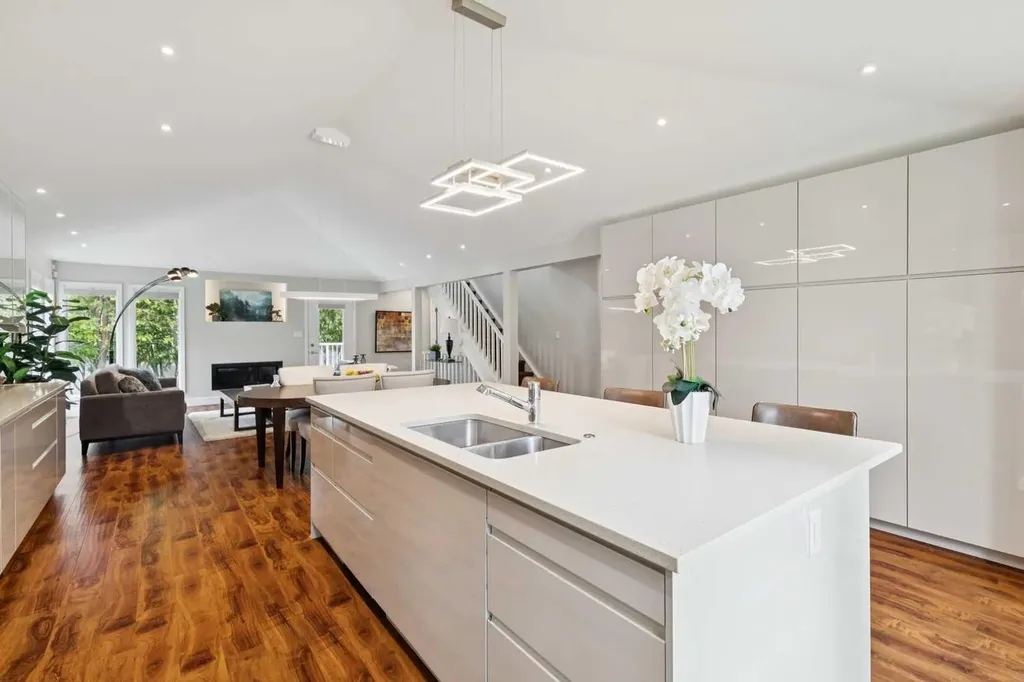 58 Candle Terrace SW Calgary AB T2W 6G7