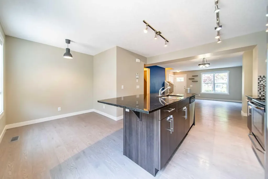 941 Mckenzie Towne Manor SE Calgary AB T2Z 1E1