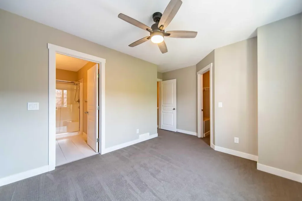 941 Mckenzie Towne Manor SE Calgary AB T2Z 1E1