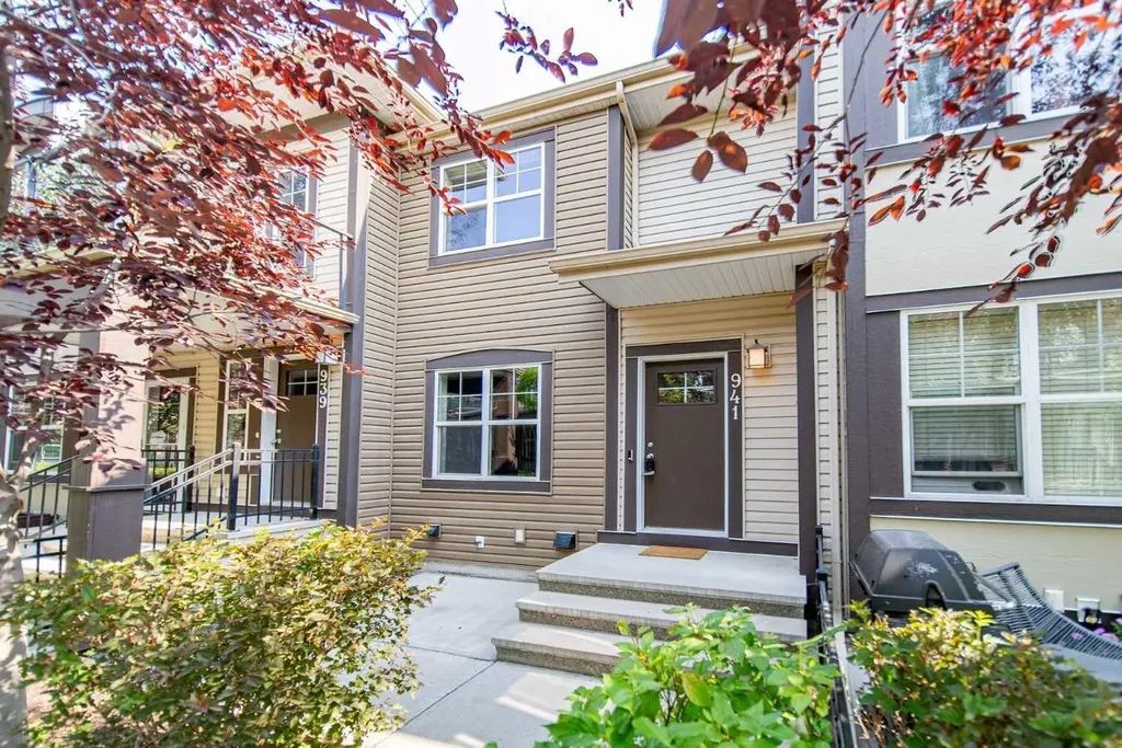941 Mckenzie Towne Manor SE Calgary AB T2Z 1E1