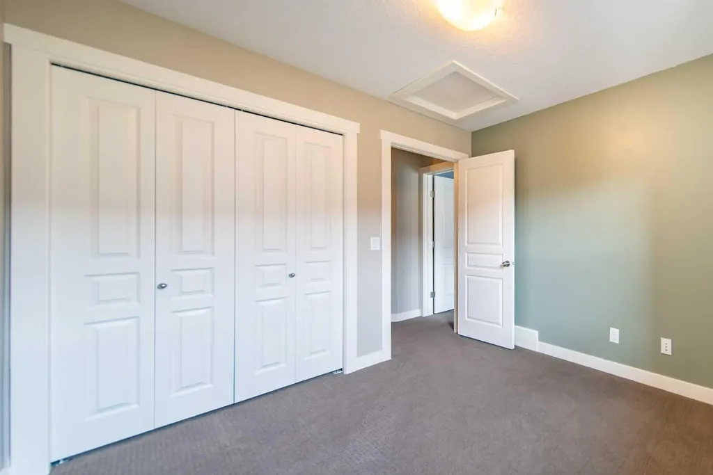 941 Mckenzie Towne Manor SE Calgary AB T2Z 1E1