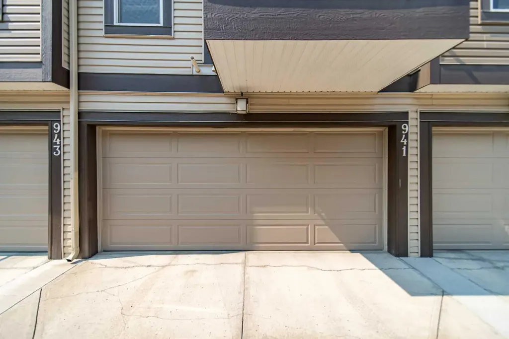 941 Mckenzie Towne Manor SE Calgary AB T2Z 1E1