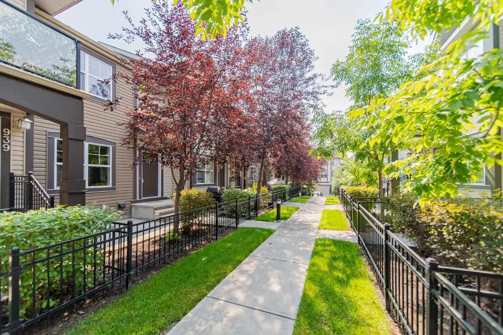 941 Mckenzie Towne Manor SE Calgary AB T2Z 1E1