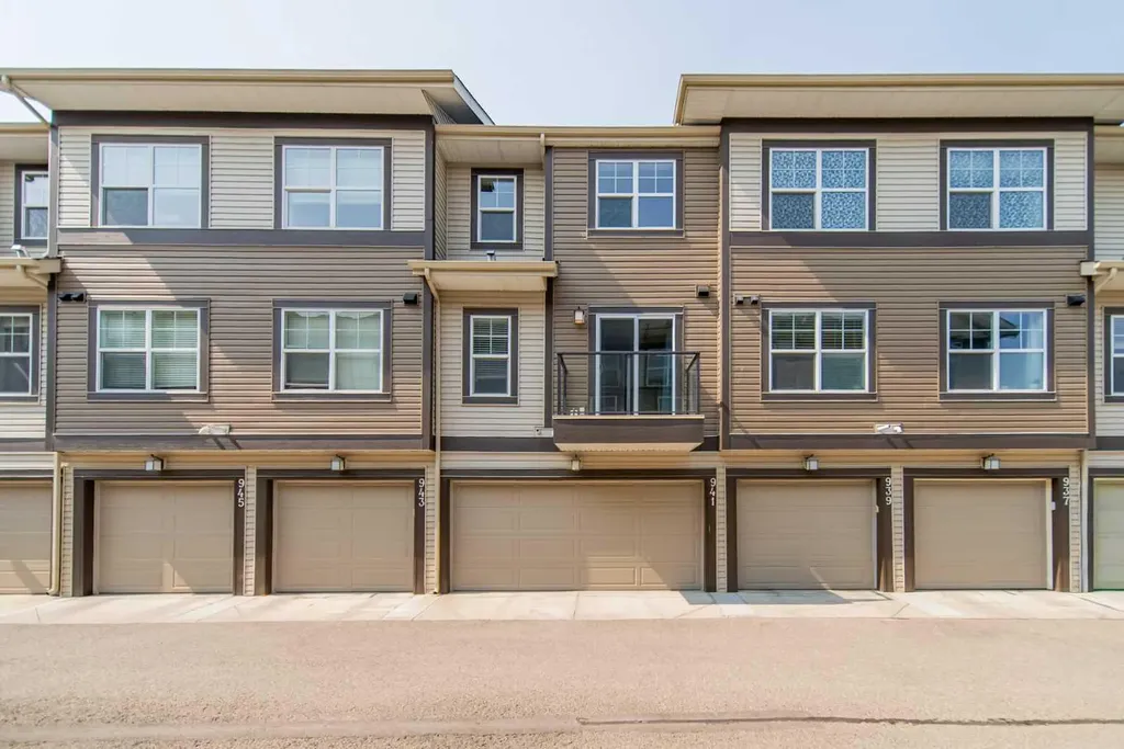 941 Mckenzie Towne Manor SE Calgary AB T2Z 1E1