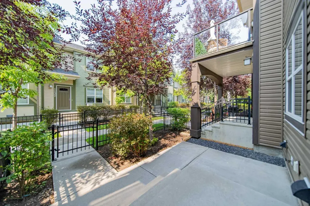 941 Mckenzie Towne Manor SE Calgary AB T2Z 1E1
