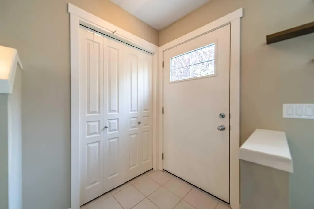 941 Mckenzie Towne Manor SE Calgary AB T2Z 1E1