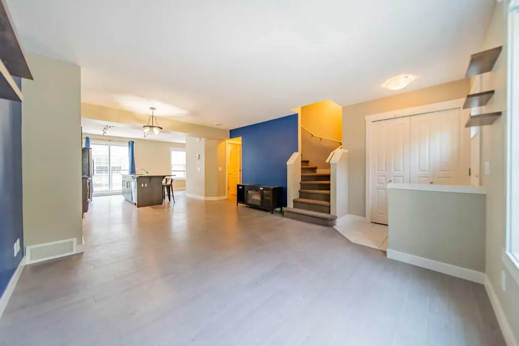 941 Mckenzie Towne Manor SE Calgary AB T2Z 1E1