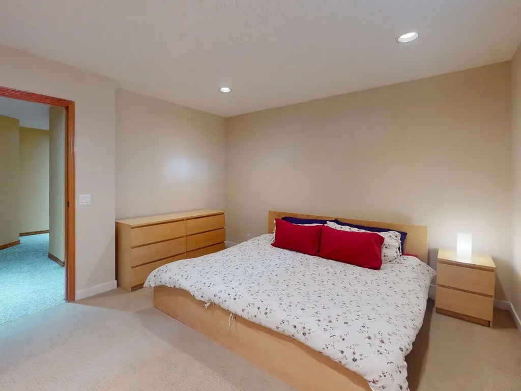 55 Hampshire Grove NW Calgary AB T3A4Y7