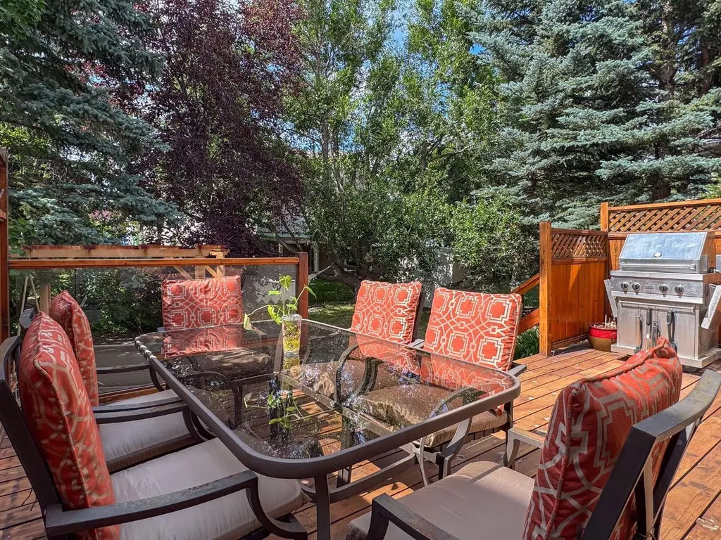 55 Hampshire Grove NW Calgary AB T3A4Y7