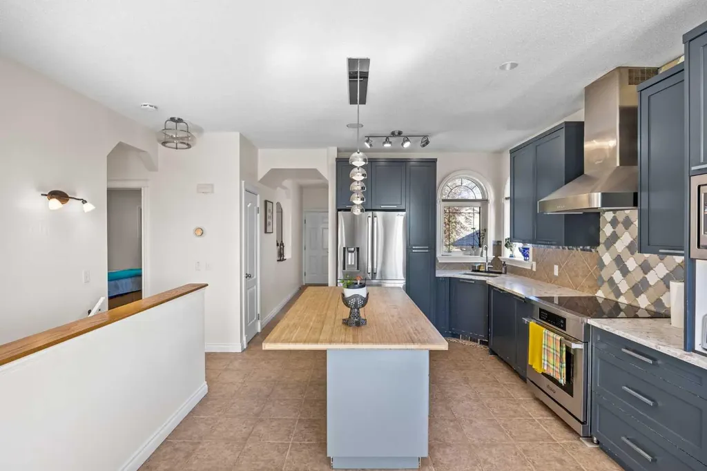 216 Tuscany Ridge View NW Calgary AB T3L2J2