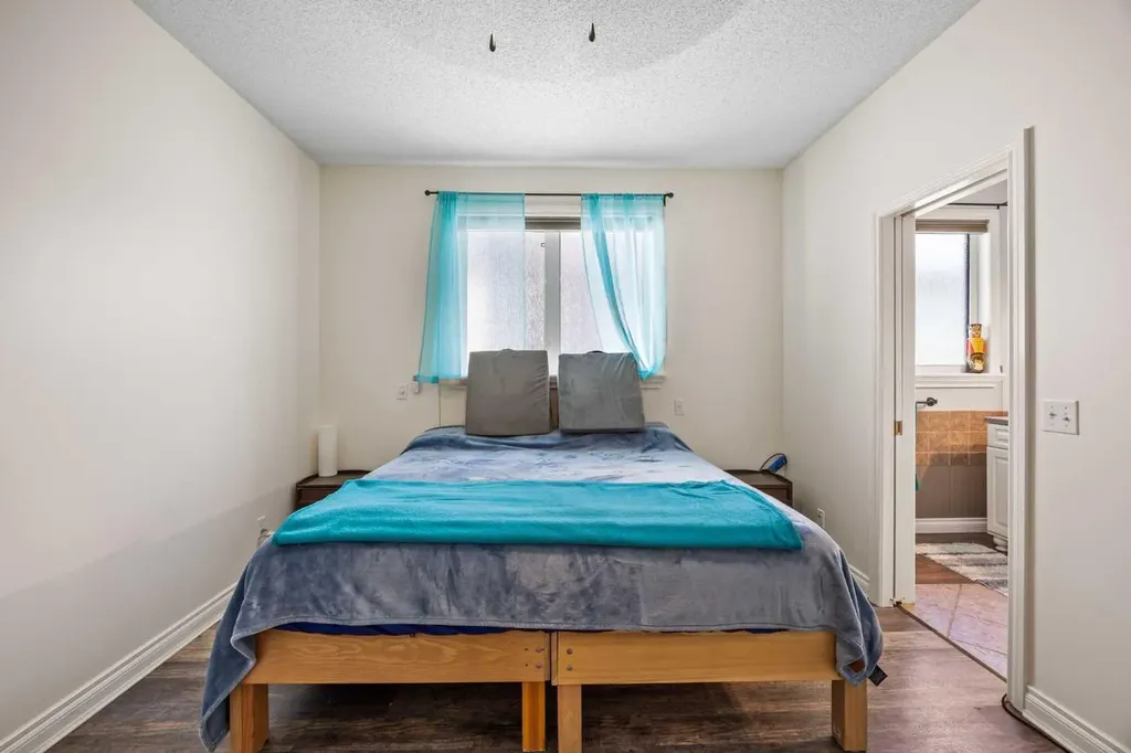 216 Tuscany Ridge View NW Calgary AB T3L2J2