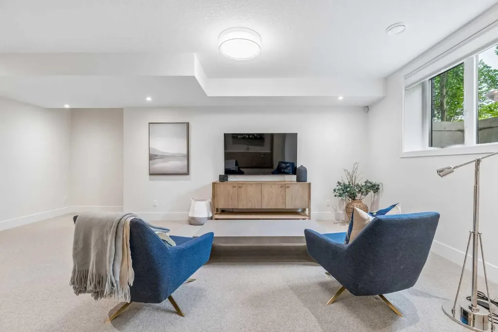 78 Valour Circle SW Calgary AB T3E 7W4
