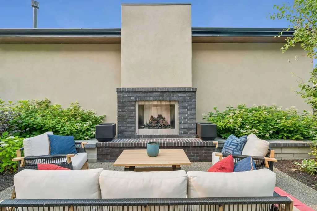 78 Valour Circle SW Calgary AB T3E 7W4