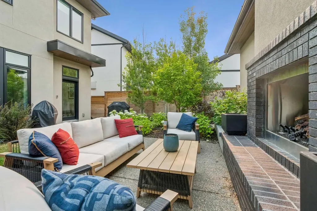 78 Valour Circle SW Calgary AB T3E 7W4