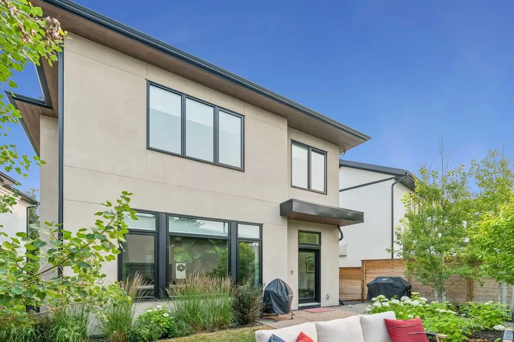 78 Valour Circle SW Calgary AB T3E 7W4