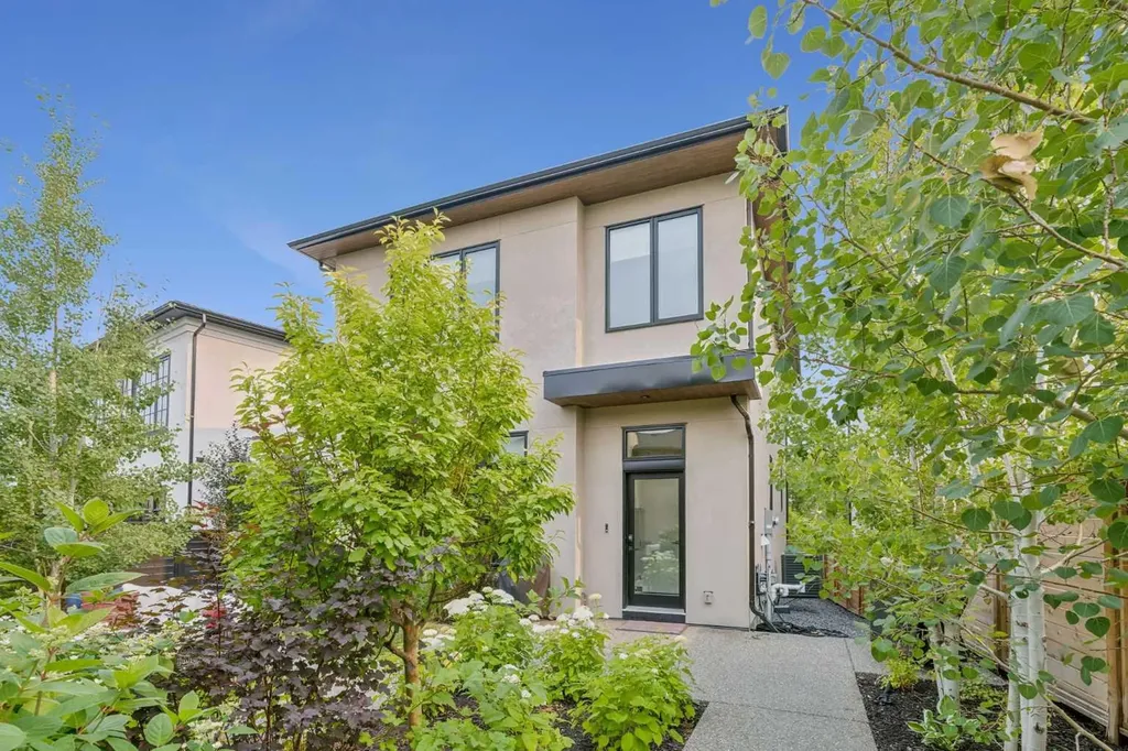 78 Valour Circle SW Calgary AB T3E 7W4